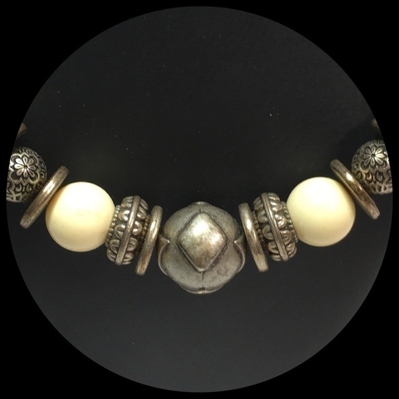 𝅺silver, Gray and Ivory Beaded Statement Necklace💕 - Picture 2 of 4